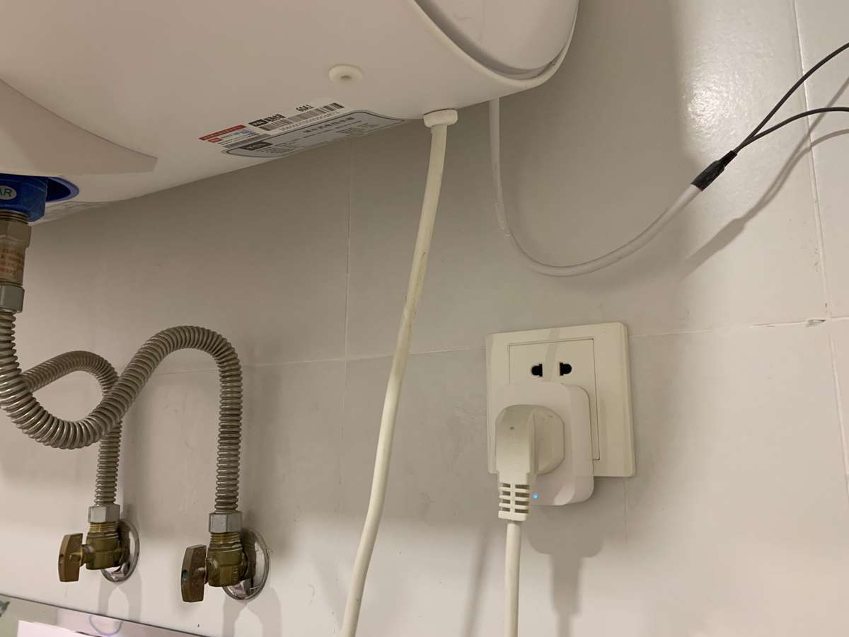 Power outlet with the smart switch